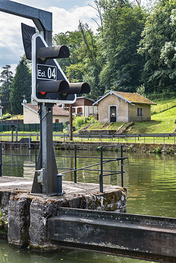 Le panneau de signalisation de l'écluse et le magasin à aiguilles du barrage. © Jérôme Mongreville / Région Bourgogne-Franche-Comté, Inventaire du patrimoine - 2020 Le panneau de signalisation de l'écluse et le magasin à aiguilles du barrage. © Jérôme Mongreville / Région Bourgogne-Franche-Comté, Inventaire du patrimoine - 2020