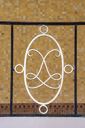 Médaillon ovale au chiffre de Luxeuil du garde-corps de la tribune de la piscine à l'emplacement de l'ancien Bain des Capucins. © Jérôme Mongreville / Région Bourgogne-Franche-Comté, Inventaire du patrimoine - 2020