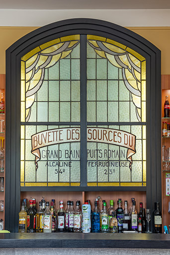 Vue de la verrière à son emplacement actuel, au-dessus du bar de l'Hôtel Métropole. © Jérôme Mongreville / Région Bourgogne-Franche-Comté, Inventaire du patrimoine - 2020