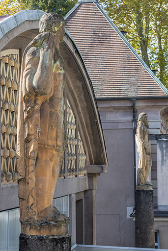 Vue de la statue depuis l'aile est de la piscine. © Jérôme Mongreville / Région Bourgogne-Franche-Comté, Inventaire du patrimoine - 2020