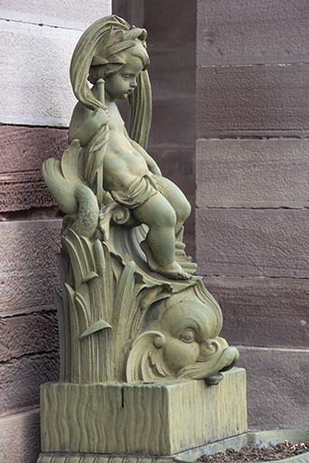 Fontaine du côté droit (est) : vue de la partie supérieure. © Jérôme Mongreville / Région Bourgogne-Franche-Comté, Inventaire du patrimoine - 2020