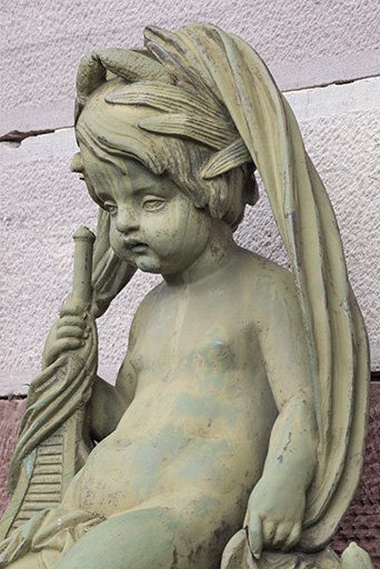 Fontaine du côté droit (est) : vue de la partie supérieure, détail de l'enfant. © Jérôme Mongreville / Région Bourgogne-Franche-Comté, Inventaire du patrimoine - 2020