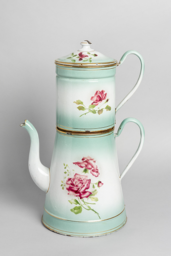 Cafetière émaillée, 20e siècle. (Musée Japy, Beaucourt) © Sonia Dourlot / Région Bourgogne-Franche-Comté, Inventaire du patrimoine - 2020