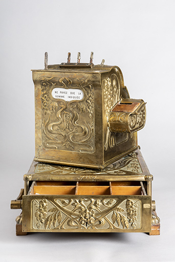 Caisse enregistreuse (1ère moitié 20e siècle) : tiroir-caisse ouvert et module de calcul et d'affichage retourné. (Musée Japy, Beaucourt) © Sonia Dourlot / Région Bourgogne-Franche-Comté, Inventaire du patrimoine - 2020