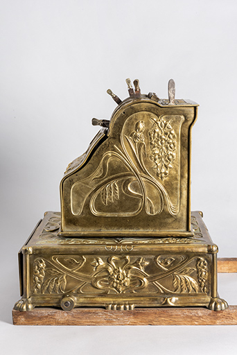 Caisse enregistreuse (1ère moitié 20e siècle) : décor sur le profil. (Musée Japy, Beaucourt) © Sonia Dourlot / Région Bourgogne-Franche-Comté, Inventaire du patrimoine - 2020