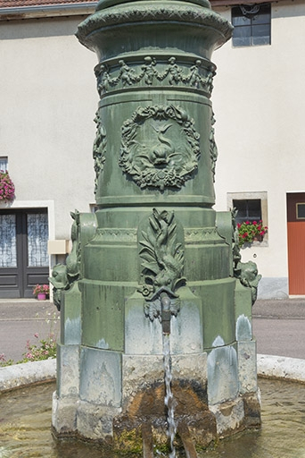 fontaine statue © Jérôme Mongreville / Région Bourgogne-Franche-Comté, Inventaire du patrimoine - 2021  fontaine statue © Jérôme Mongreville / Région Bourgogne-Franche-Comté, Inventaire du patrimoine - 2021