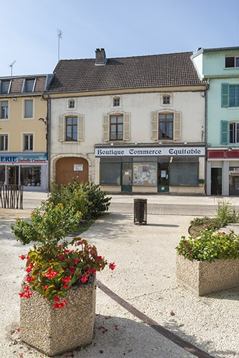  devanture de boutique rue ensemble d'édifices derrière façade © Jérôme Mongreville / Région Bourgogne-Franche-Comté, Inventaire du patrimoine - 2021