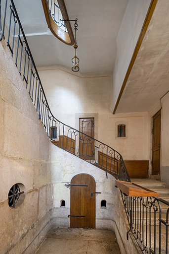 hôtel escalier © Jérôme Mongreville / Région Bourgogne-Franche-Comté, Inventaire du patrimoine - 2022  hôtel escalier © Jérôme Mongreville / Région Bourgogne-Franche-Comté, Inventaire du patrimoine - 2022