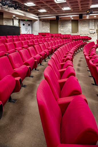 salle de spectacle © Jérôme Mongreville / Région Bourgogne-Franche-Comté, Inventaire du patrimoine - 2023  salle de spectacle © Jérôme Mongreville / Région Bourgogne-Franche-Comté, Inventaire du patrimoine - 2023