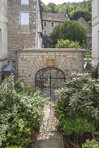 hôtel cour © Jérôme Mongreville / Région Bourgogne-Franche-Comté, Inventaire du patrimoine - 2023  hôtel cour © Jérôme Mongreville / Région Bourgogne-Franche-Comté, Inventaire du patrimoine - 2023