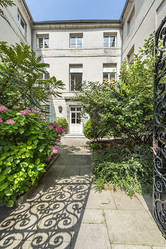 hôtel cour © Jérôme Mongreville / Région Bourgogne-Franche-Comté, Inventaire du patrimoine - 2023  hôtel cour © Jérôme Mongreville / Région Bourgogne-Franche-Comté, Inventaire du patrimoine - 2023