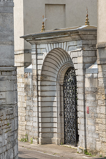 porte monumentale hôtel © Jérôme Mongreville / Région Bourgogne-Franche-Comté, Inventaire du patrimoine - 2023  porte monumentale hôtel © Jérôme Mongreville / Région Bourgogne-Franche-Comté, Inventaire du patrimoine - 2023