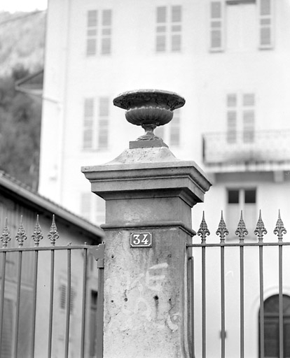 Clôture sur le quai Jobez : pilier droit et vase. © Yves Sancey / Région Bourgogne-Franche-Comté, Inventaire du patrimoine - 2033