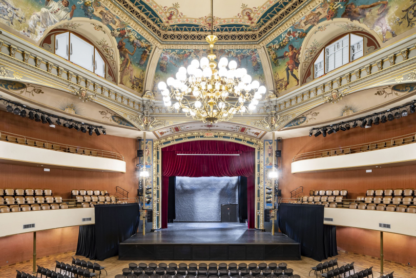 Le Grand Kursaal en configuration pour un spectacle.